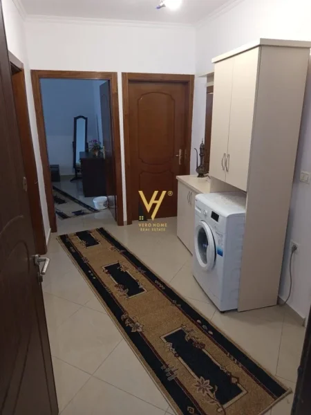 Tirane, jepet me qera apartament 2+1+Ballkon Kati 1, 98 m² 600 € (ISH PARKU)