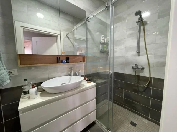Tirane, shitet apartament 2+1+Ballkon Kati 3, 78 m² 