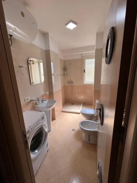 Tirane, jepet me qera apartament 1+1 Kati 2, 620 € (Rruga peti)