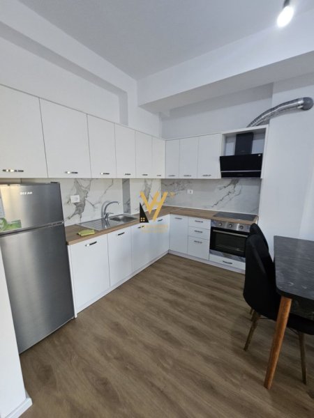 Tirane, jepet me qera apartament 1+1+Ballkon Kati 3, 70 m² 400 € (ALI DEMI)
