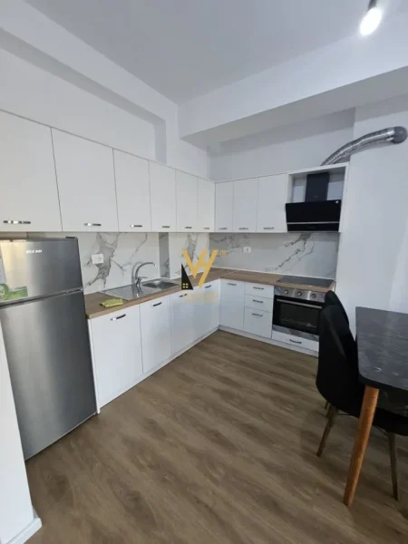 Tirane, jepet me qera apartament 1+1+Ballkon Kati 3, 70 m² 400 € (ALI DEMI)