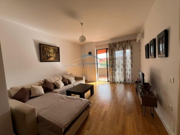 Tirane, jepet me qera apartament 2+1+Ballkon Kati 4, 100 m² 600 € (BULEVARDI MIGJENI)