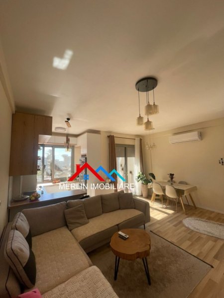 Tirane, jepet me qera apartament 2+1+Ballkon Kati 3, 107 m² 775 € (KINOSTUDIO)