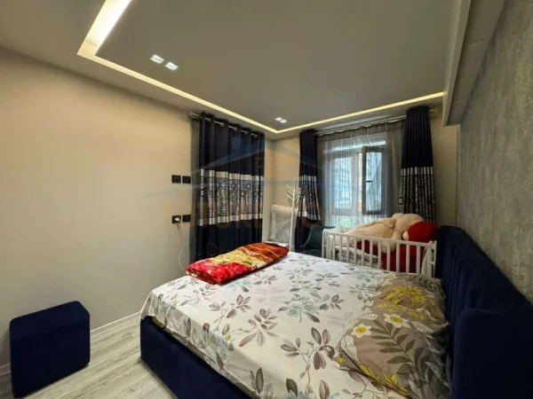 Tirane, shitet apartament 2+1+Ballkon Kati 3, 96 m² 255.000 € (Komuna e Parisit)