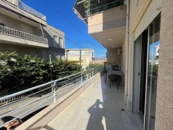 Tirane, jepet me qera apartament 1+1+Ballkon Kati 2, 80 m² 650 € (Liqeni i Thate)