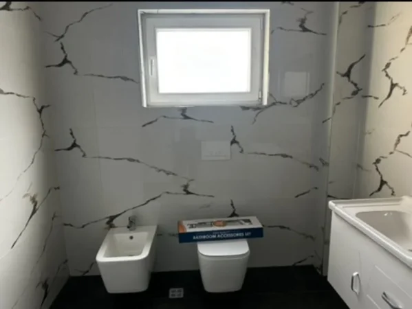 Tirane, jepet me qera apartament 3+1 Kati 2, 120 m² 700 € (selite)