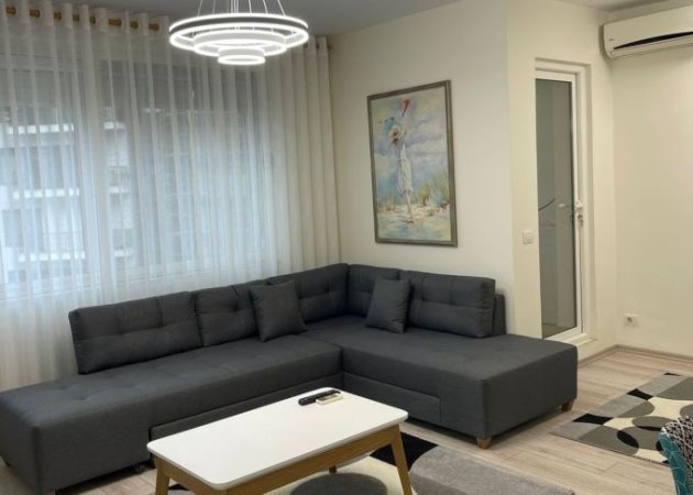 Tirane, jepet me qera apartament 1+1 Kati 8, 70 m² 1.000 € (Ngjitur me hotel Dynasty, tek Liqeni Artificial)