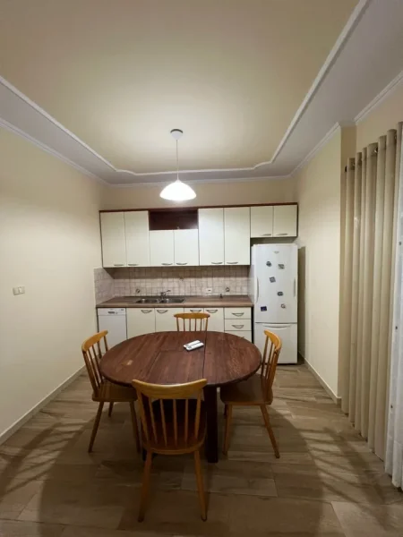 Tirane, jepet me qera apartament 2+1 Kati 2, 110 m² 650 € (VASIL SHANTO)