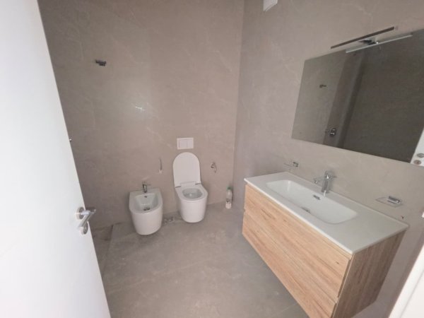 Tirane, jepet me qera apartament 2+1+Ballkon Kati 7, 100 m² 1.100 € (Rr.Anton Lufi,Komuna e parisit)