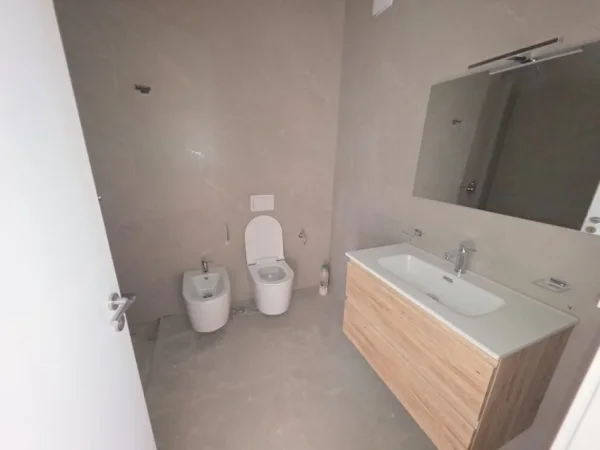 Tirane, jepet me qera apartament 2+1+Ballkon Kati 7, 100 m² 1.100 € (Rr.Anton Lufi,Komuna e parisit)