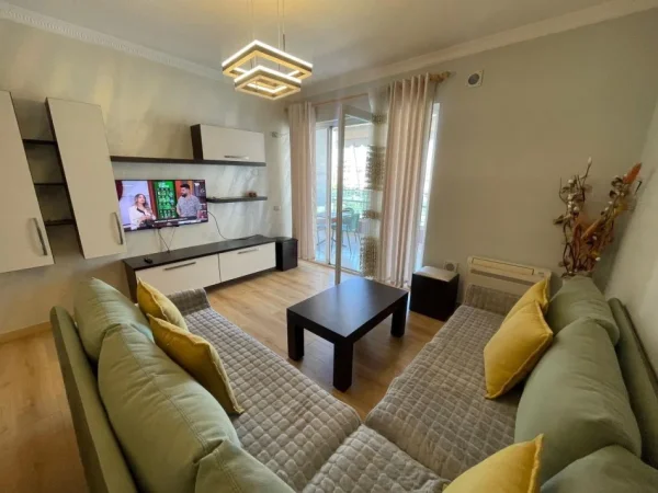 Tirane, jepet me qera apartament 3+1 Kati 4, 134 m² 1.200 € (Prane Radisson Collection)