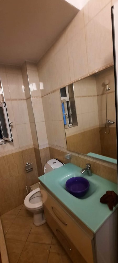 Tirane, jepet me qera apartament 1+1+BLK Kati 3, 70 m² 450 Euro (rruga e Barrikadave)