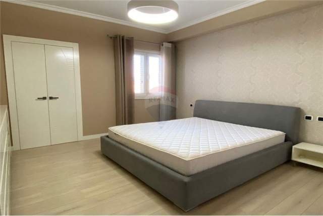 Tirane, jepet me qera Penthouse 2+1+BLK Kati 10, 150 m² 2.200 Euro (bllok)