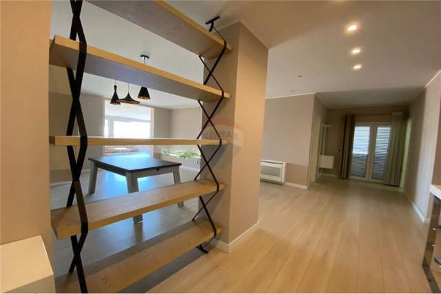 Tirane, jepet me qera Penthouse 2+1+BLK Kati 10, 150 m² 2.200 Euro (bllok)