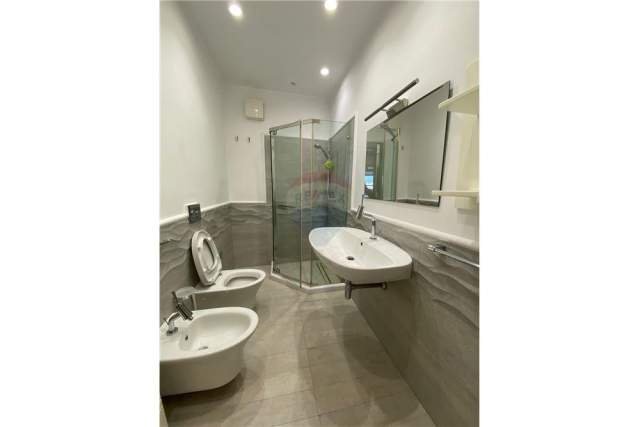 Tirane, jepet me qera Penthouse 2+1+BLK Kati 10, 150 m² 2.200 Euro (bllok)