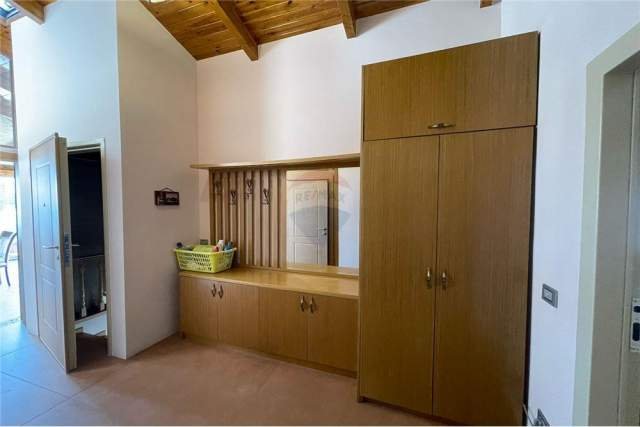Tirane, jepet me qera Penthouse 2+1 Kati 8, 133 m² 1.300 Euro (bllok)