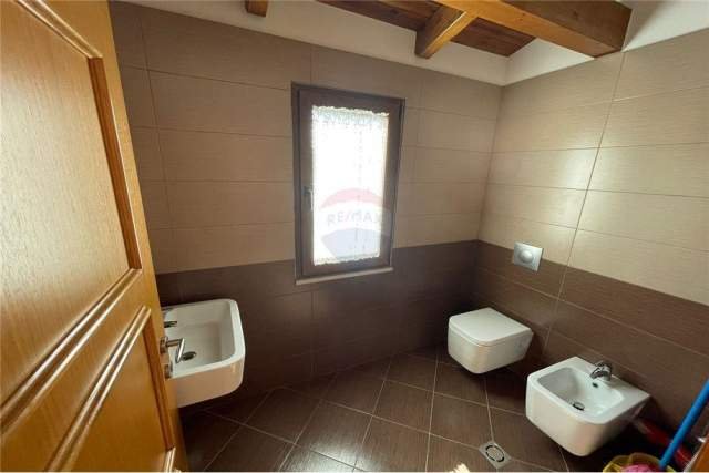 Tirane, jepet me qera Penthouse 2+1 Kati 8, 133 m² 1.300 Euro (bllok)