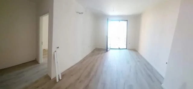 Tirane, jepet me qera ambjent biznesi Kati 2, 135 m² 900 Euro (Hoxha Tahsim)