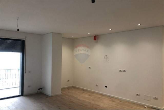 Tirane, jepet me qera apartament 2+1+BLK Kati 6, 95 m² 600 Euro (Rruga e Kavajes)