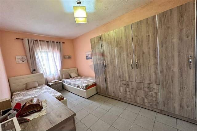 Tirane, shitet shtepi 1+1 Kati 1, 200 m² 120.000 Euro (Prane Spitalit Shefqet Ndroqi)