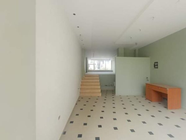 Tirane, shitet dyqan Kati 0, 71 m² 115.000 Euro (Prane Vila L)