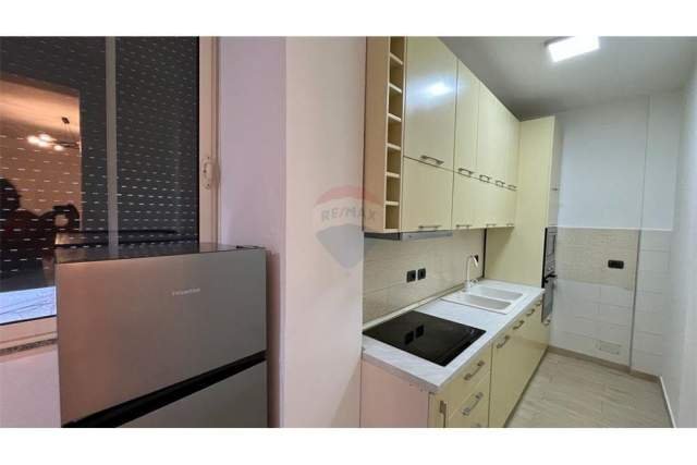 Tirane, jepet me qera apartament 1+1+A Kati 4, 75 m² 500 Euro (Mine Peza)