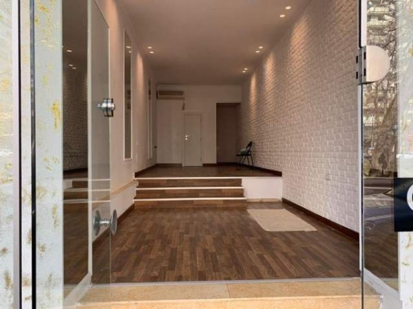 Tirane, jepet me qera dyqan Kati 0, 35 m² 700 Euro (Blv. Bajram Curri’)