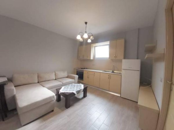 Tirane, jepet me qera garsonier Kati 1, 300 Euro