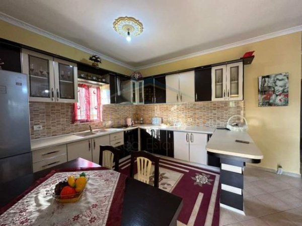 Tirane, shitet shtepi 2 Katshe 241 m² 200.000 Euro (Kombinat)