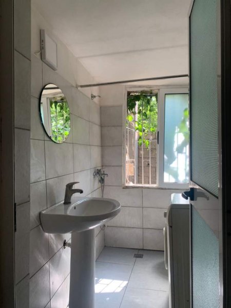 Tirane, jepet me qera shtepi 1+1 Kati 0, 35 m² 27.000 Leke (Rruga e dibrës)