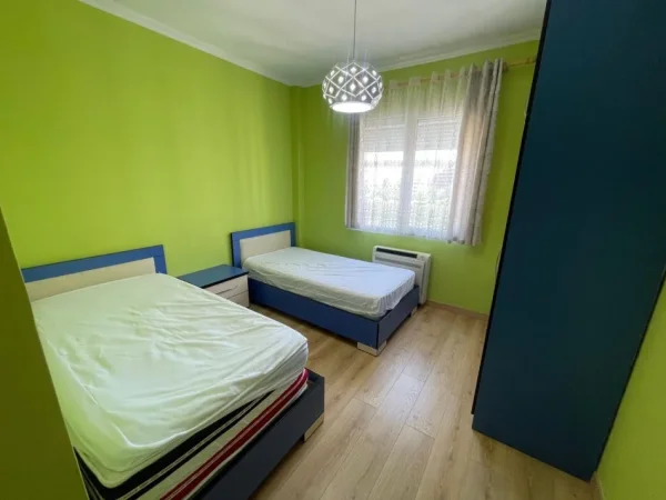 Tirane, jepet me qera apartament 3+1 Kati 4, 134 m² 1.200 € (Prane Radisson Collection)