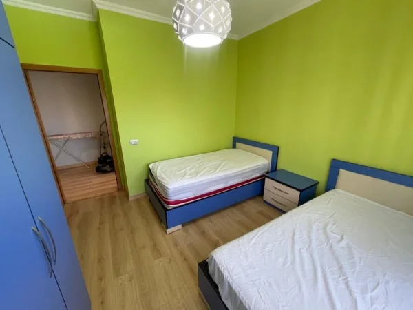 Tirane, jepet me qera apartament 3+1 Kati 4, 134 m² 1.200 € (Prane Radisson Collection)