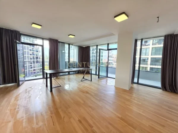 Tirane, jepet me qera ambjent biznesi Kati 3, 158 m² 1.850 € (Liqeni Tiranes)