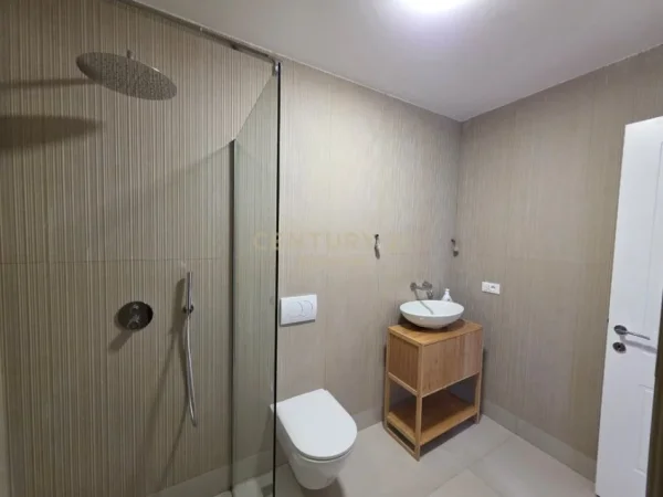 Tirane, jepet me qera ambjent biznesi Kati 3, 158 m² 1.850 € (Liqeni Tiranes)