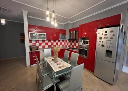 Tirane, jepet me qera apartament 2+1+Ballkon Kati 5, 117 m² 600 € (tek Kodra e Diellit, prane Super market ALDI.)