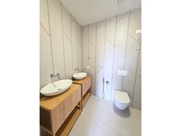 Tirane, jepet me qera zyre Kati 3, 158 m² 1.850 € (Lake View)