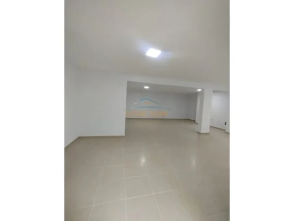 Tirane, jepet me qera ambjent biznesi Kati 0, 91 m² 900 € (Kopshti Botanik)