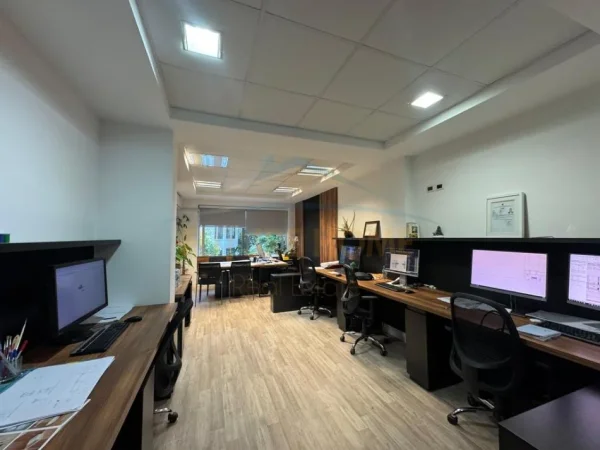 Tirane, shitet ambjent biznesi Kati 1, 40 m² 130.000 € (Komuna e Parisit)