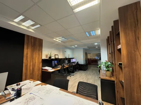 Tirane, shitet ambjent biznesi Kati 1, 40 m² 130.000 € (Komuna e Parisit)