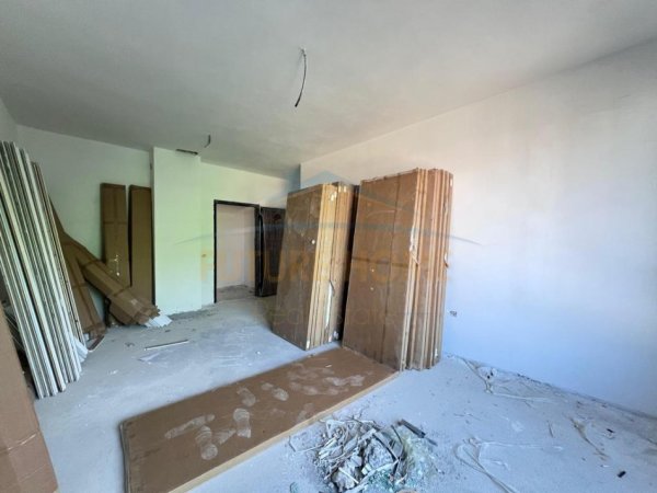 Tirane, shitet apartament 3+1 Kati 5, 121 m² 175.305 € (Rruga 5 Maj)