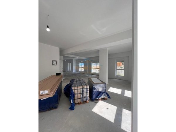 Tirane, jepet me qera ambjent biznesi Kati 0, 216 m² 3.000 € (Kompleksi Kaimi, Ali Demi)