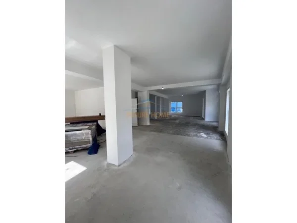 Tirane, jepet me qera ambjent biznesi Kati 0, 216 m² 3.000 € (Kompleksi Kaimi, Ali Demi)