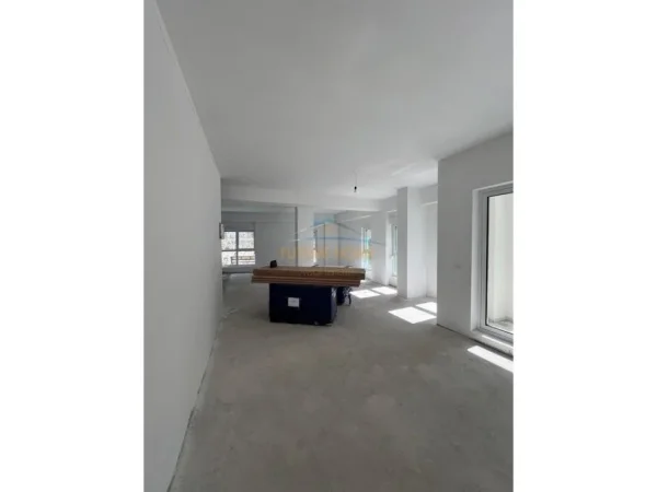 Tirane, jepet me qera ambjent biznesi Kati 0, 216 m² 3.000 € (Kompleksi Kaimi, Ali Demi)