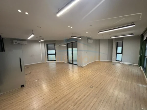 Tirane, jepet me qera zyre Kati 2, 315 m² 4.000 € (Rruga Bardhok Biba)