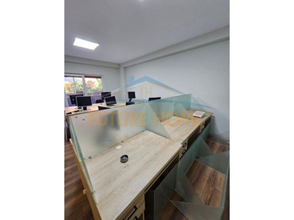 Tirane, jepet me qera zyre Kati 1, 106 m² 700 € (Rruga Jorgan Misja)