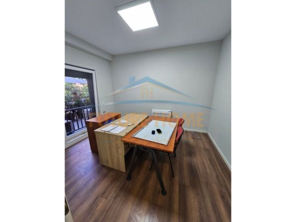 Tirane, jepet me qera zyre Kati 1, 106 m² 700 € (Rruga Jorgan Misja)