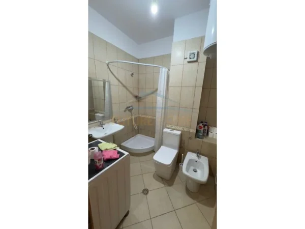 Tirane, shitet apartament 2+1+Ballkon Kati 5, 73 m² 212.850 € (Rruga e Barrikadave)