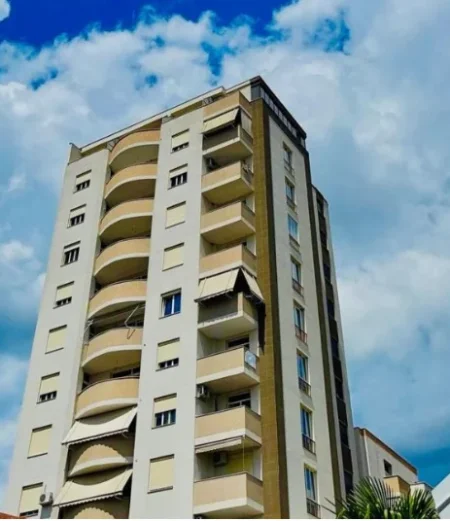 Elbasan, jepet me qera nga Pronari, pa-komision apartament 2+1+Ballkon Kati 3, 90 m² 370€