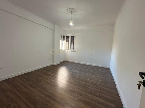 Tirane, jepet me qera zyre Kati 4, 100 m² 650 € (Brraka)