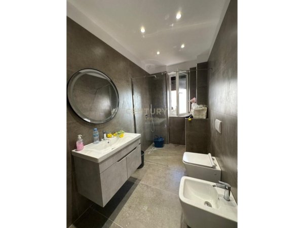 Tirane, jepet me qera zyre Kati 4, 100 m² 650 € (Brraka)